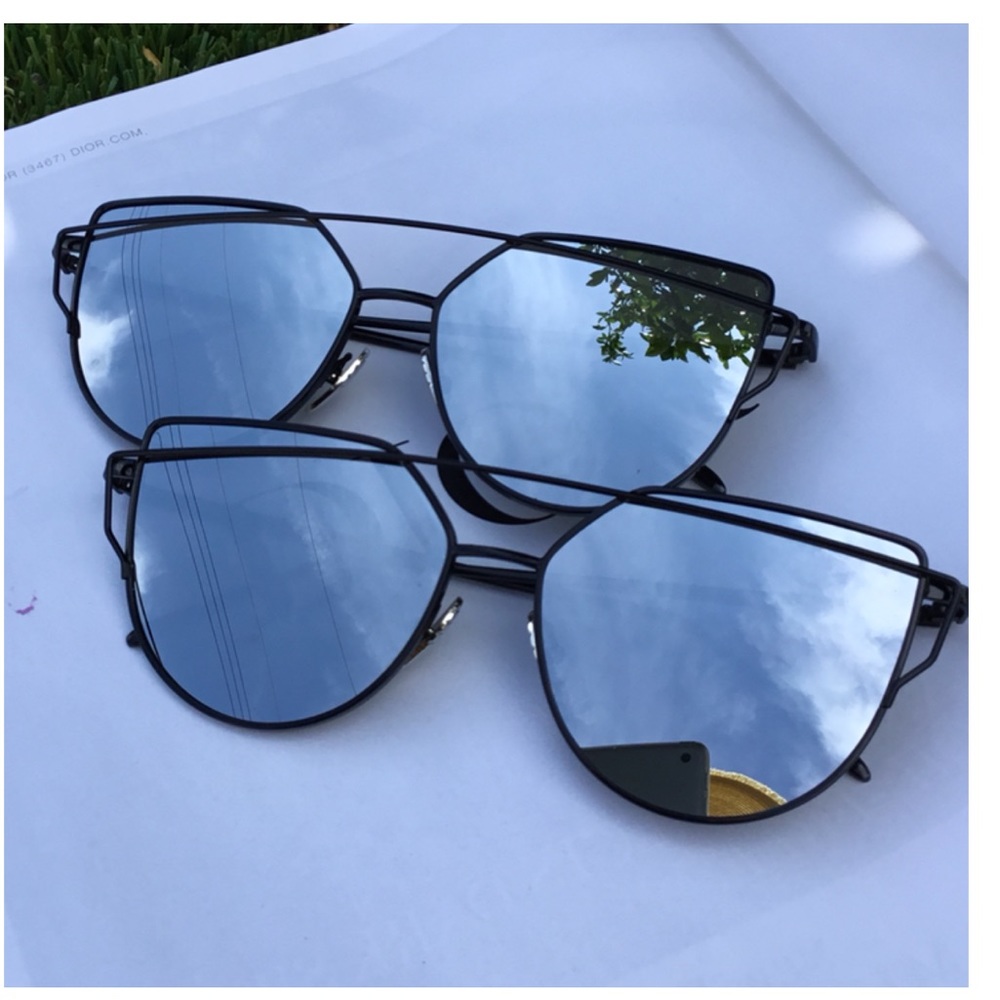 New Arrival- Silver on Black Mirrored Sunglasses - Picture 3 of 4